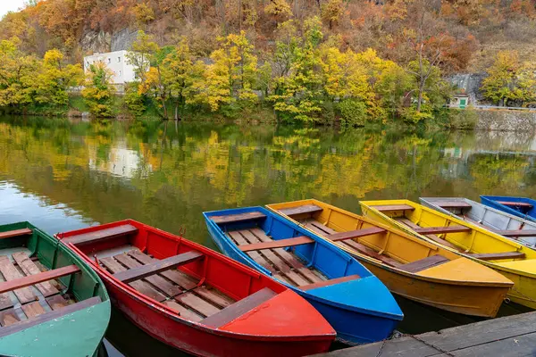 ハンガリーのブック国立公園にあるカラフルなボートが秋の季節に秋の真珠を持ち Lillafured Miskolc湖 — ストック写真