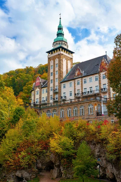 Miskolc 'taki Lillafured Palota Oteli Bukk Dağları Ulusal Parkı' ndaki asma bahçesinin en üst katında. .
