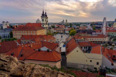 İflah Macaristan 'ın Dobo Meydanı ve dev gezi tekeriyle kaleden havalanan şehir manzarası .