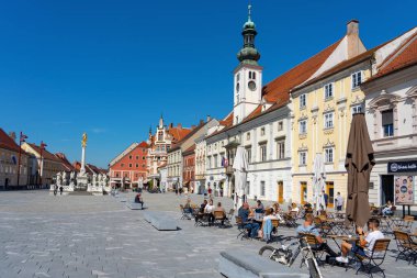 09.06.2021: Maribor, Szlovenia: Slovenya 'nın en büyük ikinci kenti olan ünlü Maribor ana meydanı Glavni trg .