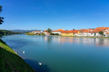 Maribor 'daki Drava Nehri' nde kiralık bir bölge ve Zupnija Maribor - Sv. Jozef Kilisesi .