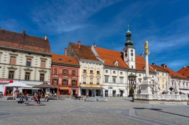 09.06.2021: Maribor, Szlovenia: Slovenya 'nın en büyük ikinci kenti olan ünlü Maribor ana meydanı Glavni trg .