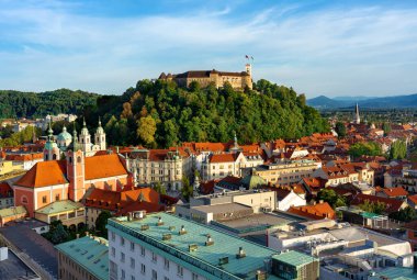 Arial View Ljubljana kalesi Ljubljanski mezunu Laibacher Schloss ve eski kasaba Ljubljana .