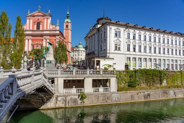 Preseren Meydanı ile Ljubljanica nehri üzerindeki Tromostovje köprüsü Cerkev Marijinega oznanjenja kilisesi .