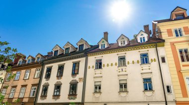 Ljubljana 'da pencereleri ve pencereleri olan konut inşaatı detayları .
