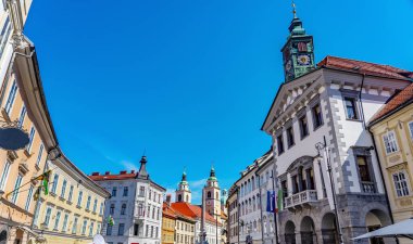 Ljubljana eski şehir merkezi binaları mimari ön cephe .