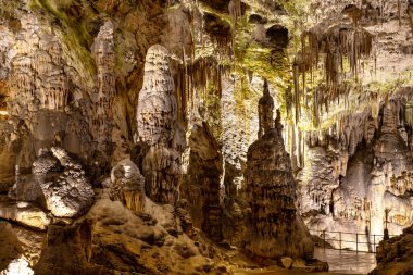 Güzel Postojna mağarası Slovenia 'yı keşfetmek Avrupa' nın en çok ziyaret edilen mağarası .