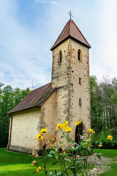 Velemer Orseg Ulusal Parkı 'ndaki küçük güzel Katolik Trinity Kilisesi.