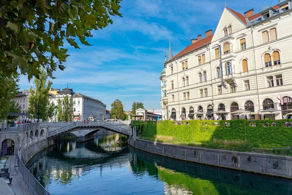 Ponte Tromostovje Rio Liubliana Com Margem Rio — Fotografia de Stock