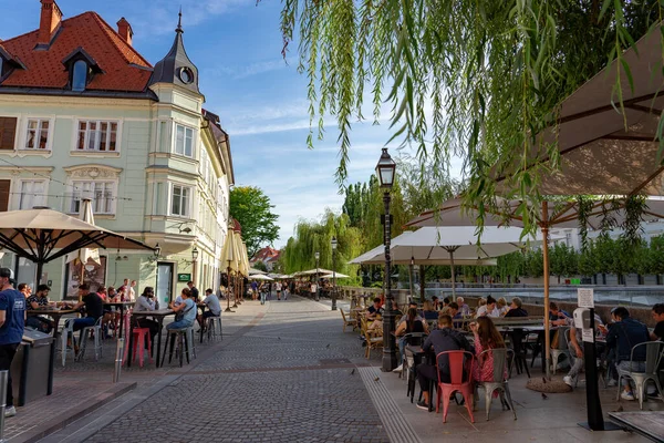 2021 Liubliana Eslovenia Gente Divirtiéndose Restaurantes Bares Junto Encantador Río — Foto de Stock