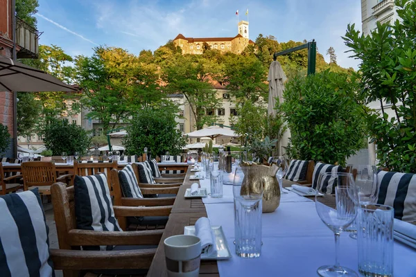 Mesa Completa Esperando Los Huéspedes Restaurante Liubliana Con Una Bonita — Foto de Stock