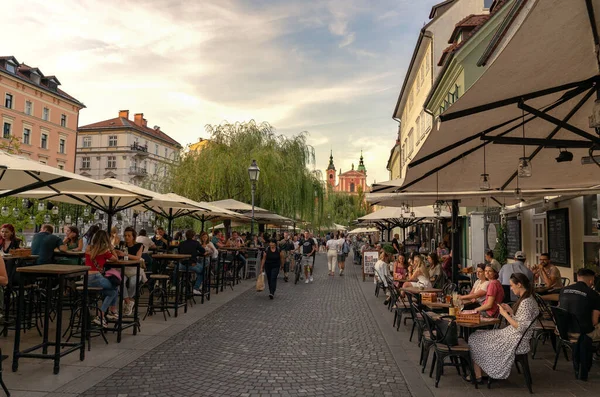 2021 Liubliana Eslovenia Gente Divierte Restaurantes Bares Lado Del Río — Foto de Stock