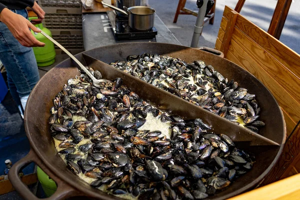 Mejillón Negro Una Sartén Enorme Liubliana Dprta Kuhna Cocina Abierta — Foto de Stock