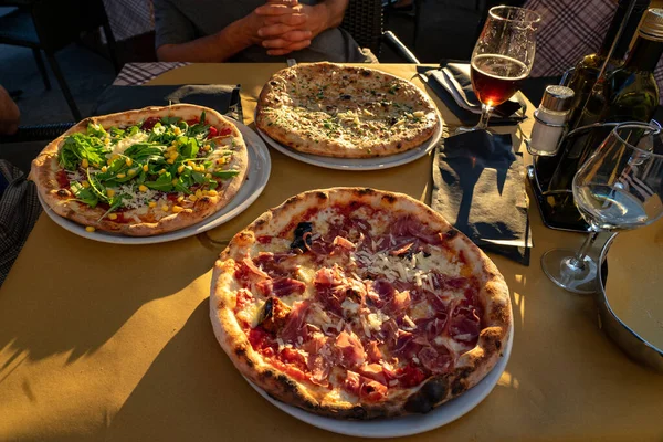 Äta Olika Sorters Pizza Med Vänner Italien Trieste Utomhus Restaurang — Stockfoto