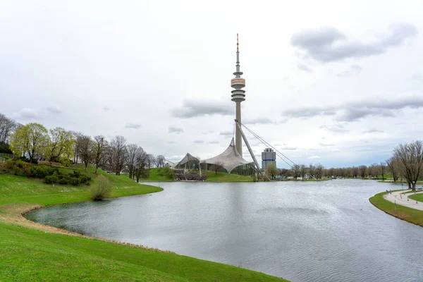 Olympia Park München Tyskland Med Damm Och Det Höga Tornet — Stockfoto