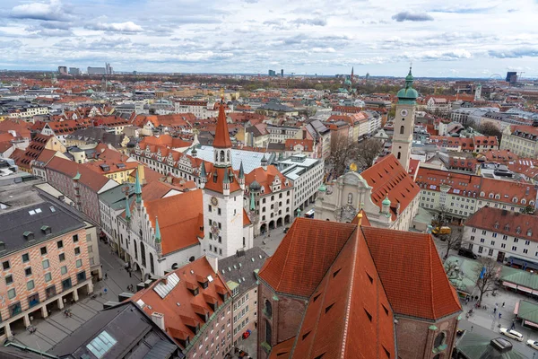 Almanya 'nın Münih manzarası. Altes rathaus, heiliggeistkirche ve kırmızı çatılar. .
