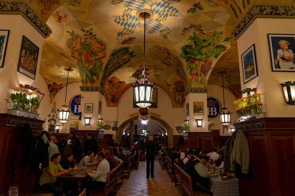 Münih, Almanya - 04.07.2022: ünlü hofbrauhaus geleneksel pud keller Münih cadı insanları eğleniyor .