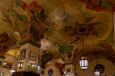 Münih, Almanya - 04.07.2022: ünlü hofbrauhaus geleneksel pud keller Münih cadı insanları eğleniyor .