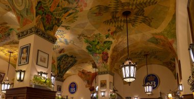 Münih, Almanya - 04.07.2022: ünlü hofbrauhaus geleneksel pud keller Münih cadı insanları eğleniyor .