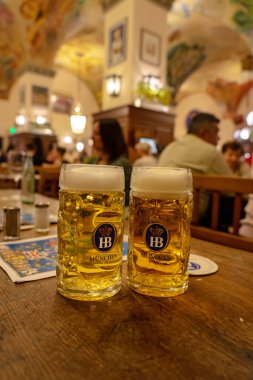 Münih, Almanya - 04.07.2022: Münih 2 HB birasında ünlü hofbrauhaus geleneksel pud keller Krugel