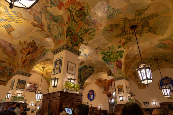 Münih, Almanya - 04.07.2022: ünlü hofbrauhaus geleneksel pud keller Münih cadı insanları eğleniyor .