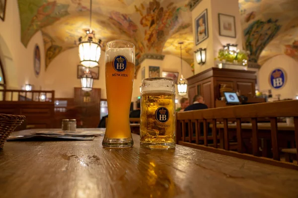Münih, Almanya - 04.07.2022: Münih 2 HB birasında ünlü hofbrauhaus geleneksel pud keller Krugel