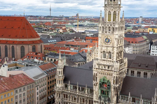 Münih Almanya manzarası. Saint Peter Kilisesi 'nden Neuue Rathaus ve Marienplatz Meydanı. .