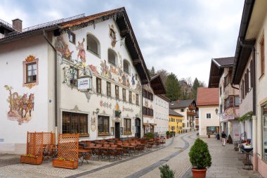 Garmisch Partenkirchen, Almanya - 04.10.2022: Garmisch Partenkirchen Gasthof Fraundorfer 'de tipik dekore edilmiş bavyera Ludwig Caddesi .