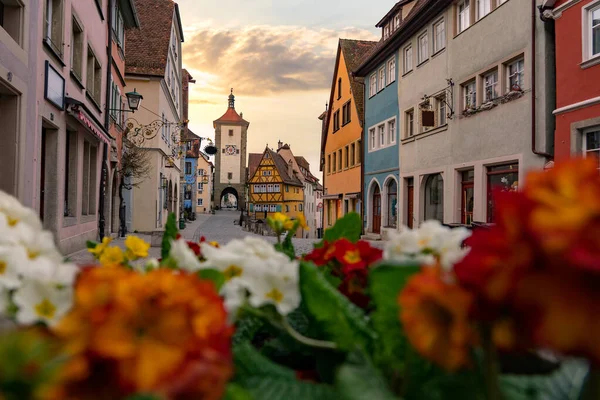 Romantic Rothenburg ob der Tauber in the evening with springflowers — Stock Photo, Image