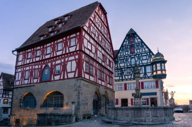 Romantik Rothenburg ob der Tauber 'in güzel mimarisi ve Bavyera Almanya' da keresteli Fachwerkhaus syle evleri.