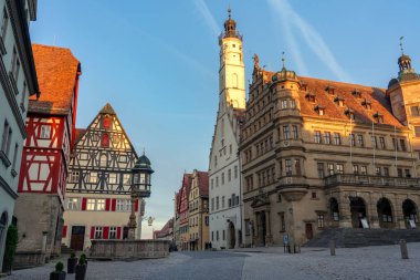 Romantik Rothenburg ob der Tauber 'in güzel mimarisi ve Bavyera Almanya' da keresteli Fachwerkhaus syle evleri.