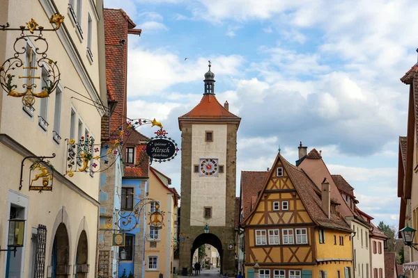 Rothenburg ob der Tauber, Bavyera, Almanya - 04.11.2022: Romantik Rothenburg ob der Tauber mimarisi ve Bavyera Almanya 'da renkli arabulucu evler