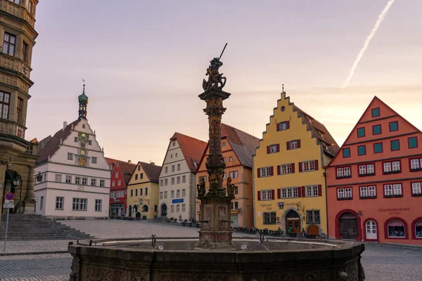 Rothenburg ob der Tauber, Bavyera, Almanya - 04.11.2022: Romantik Rothenburg ob der Tauber mimarisi ve Bavyera Almanya 'da renkli arabulucu evler