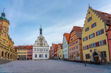 Marktplatz Ratstrinkstube Saat Kulesi 'nde renkli medikal evleri olan romantik Rothenburg ob der Tauber mimarisi.