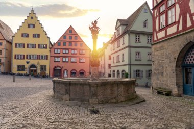 Rothenburg ob der Tauber 'de gündoğumuyla birlikte pazar meydanının renkli evleriyle
