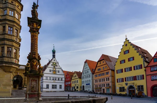 Rothenburg ob der Tauber, Bavyera, Almanya - 04.11.2022: Marktplatz Ratstrinkstube Saat Kulesi 'nde renkli ara evleri olan romantik Rothenburg ob der Tauber' in güzel mimarisi .