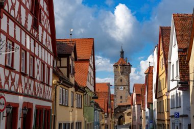 Romantik Rothenburg ob der Tauber mimarisi ve Bavyera Almanya 'da renkli arabuluculuk evleri. .