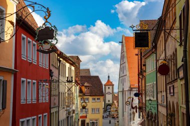 Romantik Rothenburg ob der Tauber mimarisi ve Bavyera Almanya 'da renkli arabuluculuk evleri. .