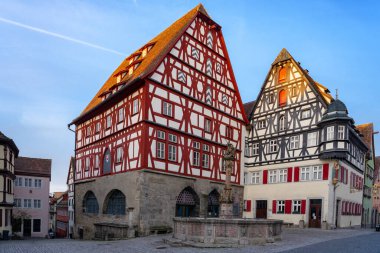 Romantik Rothenburg ob der Tauber 'in güzel mimarisi ve Bavyera Almanya' da keresteli Fachwerkhaus syle evleri. .