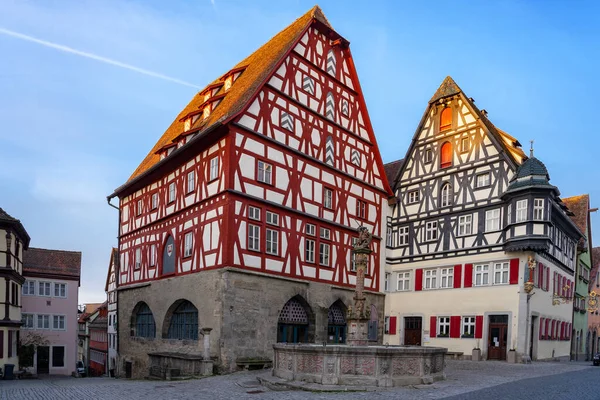 Romantik Rothenburg ob der Tauber 'in güzel mimarisi ve Bavyera Almanya' da keresteli Fachwerkhaus syle evleri. .