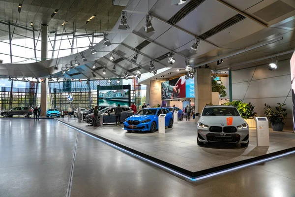 Münih, Almanya - 04.08.2022: Arabaları ve modern mimarisi olan BMW Dünya Münih galerisi .