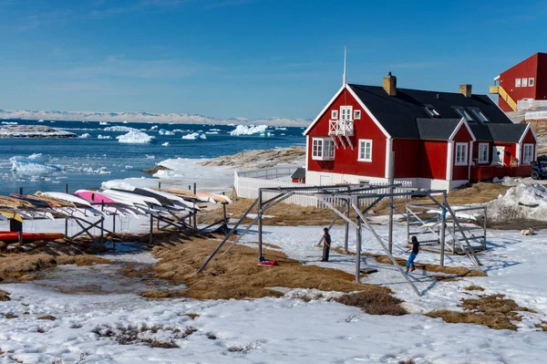 Ilulissat格陵兰美丽的红房子城市景观 — 图库照片