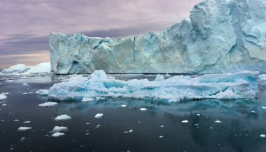 Ilulissat 'tan gelen bir tekne gezisinden Geenland' daki güzel buzdağları .