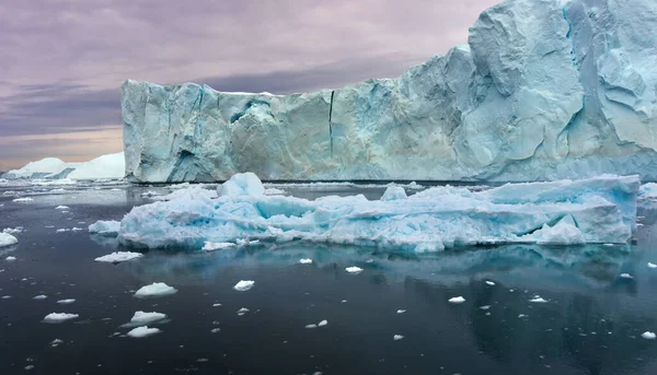 从Ilulissat乘船旅行中发现的荒原上美丽的冰山 — 图库照片