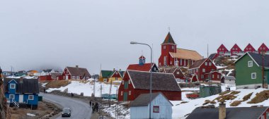 sisimiut sera panoramik şehir manzarası renkli evler