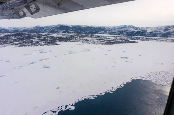 在格陵兰岛上空飞行 冰山漂浮在海面上 — 图库照片