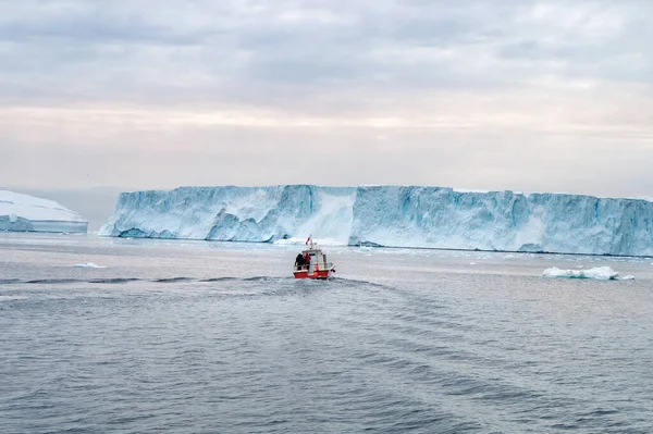 Ilulissat 'tan gelen bir tekne gezisinden Geenland' daki güzel buzdağları .