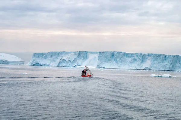 从Ilulissat乘船旅行中发现的荒原上美丽的冰山 — 图库照片