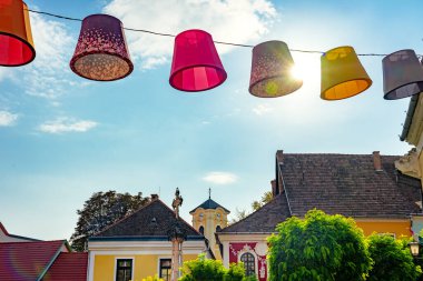 Macaristan 'da Budapeşte' nin yanındaki Szentendre Meydanı 'nın ana meydanında renkli afişler sergileniyor. .