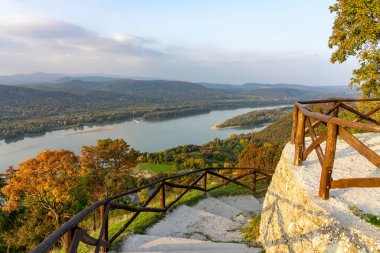 Macaristan 'da Višegrad kalesinin yanındaki Macar yürüyüş patikası Tuna Nehri üzerinde Pilis Borzsony dağları ile .
